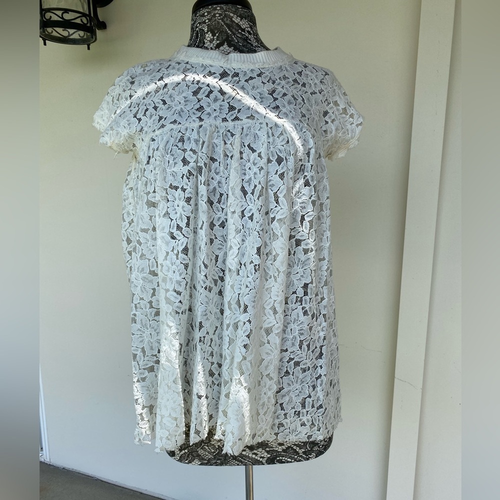 Kimchi Blue cream lace short sleeve top. Size M